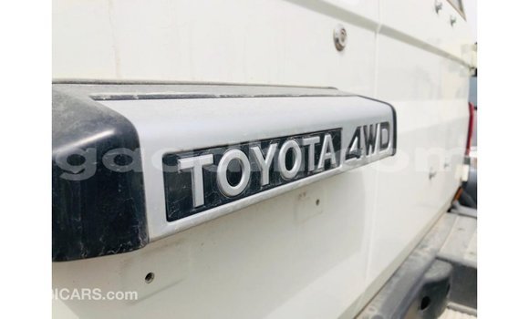 Imported Toyota Land Cruiser White Makiinaa iti Import - Dubai keessatti Somalia keessatti Imported Toyota Land Cruiser White Makiinaa iti Import - Dubai keessatti Somalia keessatti