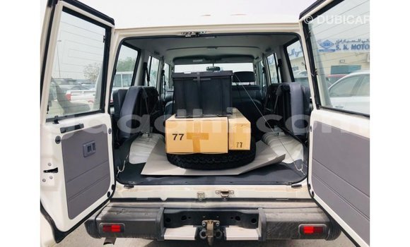 Imported Toyota Land Cruiser White Makiinaa iti Import - Dubai keessatti Somalia keessatti Imported Toyota Land Cruiser White Makiinaa iti Import - Dubai keessatti Somalia keessatti
