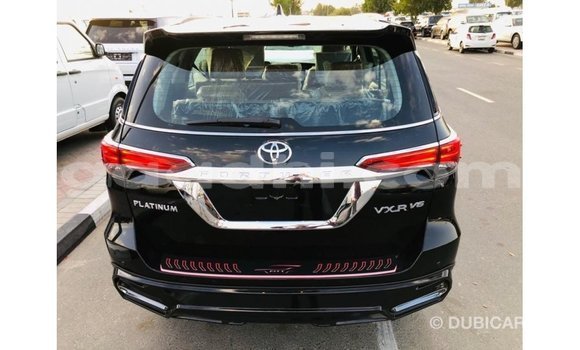 Acheter Import Voiture Toyota Fortuner Noir à Import - Dubai, Somalie Acheter Import Voiture Toyota Fortuner Noir à Import - Dubai, Somalie