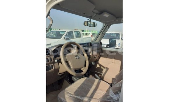 ይግዙ Imported Toyota Land Cruiser ነጭ መኪና በ Import - Dubai በ ሶማሊያ ይግዙ Imported Toyota Land Cruiser ነጭ መኪና በ Import - Dubai በ ሶማሊያ