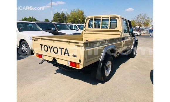 Imported Toyota Land Cruiser Beige Makiinaa iti Import - Dubai keessatti Somalia keessatti Imported Toyota Land Cruiser Beige Makiinaa iti Import - Dubai keessatti Somalia keessatti