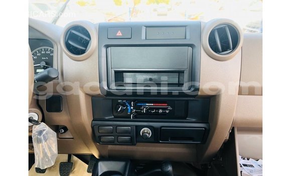 Imported Toyota Land Cruiser Beige Makiinaa iti Import - Dubai keessatti Somalia keessatti Imported Toyota Land Cruiser Beige Makiinaa iti Import - Dubai keessatti Somalia keessatti