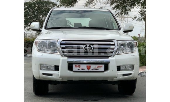 ይግዙ Imported Toyota Land Cruiser ነጭ መኪና በ Import - Dubai በ ሶማሊያ ይግዙ Imported Toyota Land Cruiser ነጭ መኪና በ Import - Dubai በ ሶማሊያ