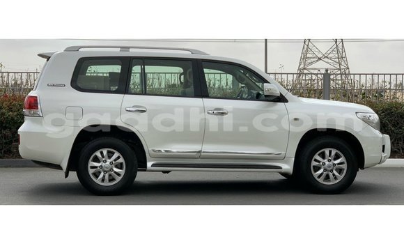 ይግዙ Imported Toyota Land Cruiser ነጭ መኪና በ Import - Dubai በ ሶማሊያ ይግዙ Imported Toyota Land Cruiser ነጭ መኪና በ Import - Dubai በ ሶማሊያ