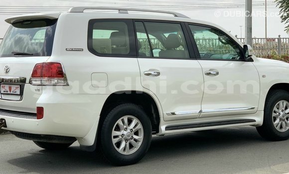 ይግዙ Imported Toyota Land Cruiser ነጭ መኪና በ Import - Dubai በ ሶማሊያ ይግዙ Imported Toyota Land Cruiser ነጭ መኪና በ Import - Dubai በ ሶማሊያ