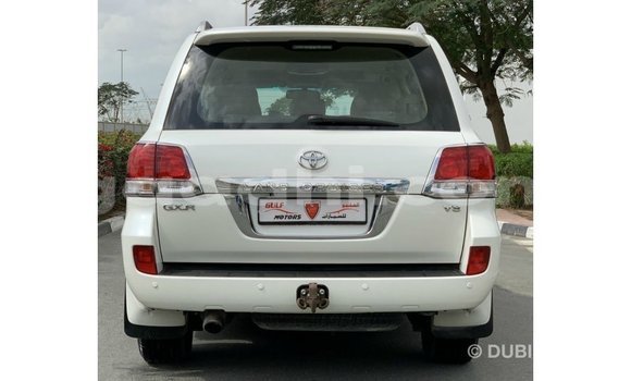 ይግዙ Imported Toyota Land Cruiser ነጭ መኪና በ Import - Dubai በ ሶማሊያ ይግዙ Imported Toyota Land Cruiser ነጭ መኪና በ Import - Dubai በ ሶማሊያ