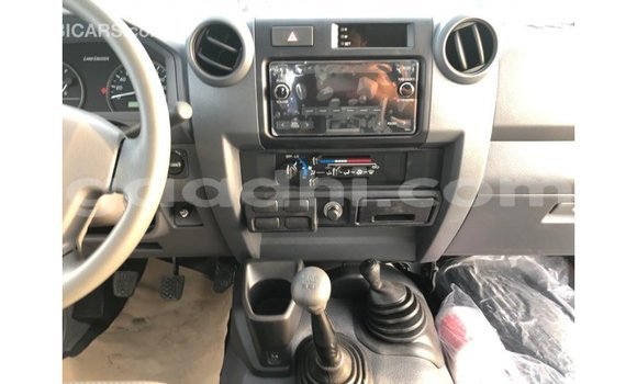 ይግዙ Imported Toyota Land Cruiser ነጭ መኪና በ Import - Dubai በ ሶማሊያ ይግዙ Imported Toyota Land Cruiser ነጭ መኪና በ Import - Dubai በ ሶማሊያ