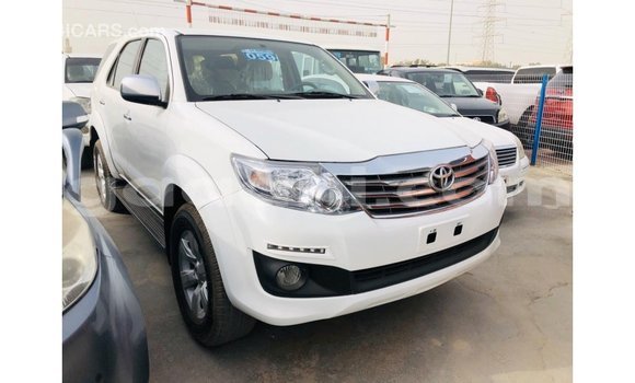 Acheter Import Voiture Toyota Fortuner Blanc à Import - Dubai, Somalie Acheter Import Voiture Toyota Fortuner Blanc à Import - Dubai, Somalie