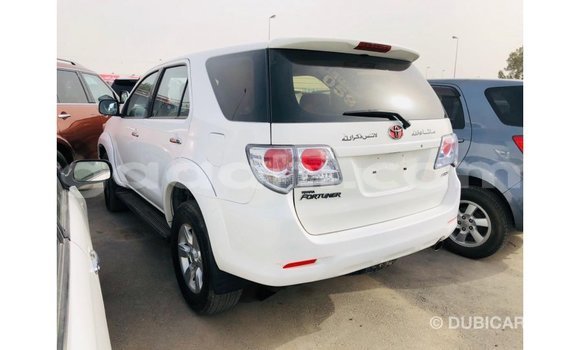 Acheter Import Voiture Toyota Fortuner Blanc à Import - Dubai, Somalie Acheter Import Voiture Toyota Fortuner Blanc à Import - Dubai, Somalie