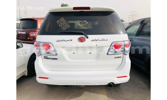 Acheter Import Voiture Toyota Fortuner Blanc à Import - Dubai, Somalie Acheter Import Voiture Toyota Fortuner Blanc à Import - Dubai, Somalie