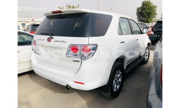 Acheter Import Voiture Toyota Fortuner Blanc à Import - Dubai, Somalie Acheter Import Voiture Toyota Fortuner Blanc à Import - Dubai, Somalie