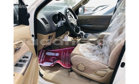 Acheter Import Voiture Toyota Fortuner Blanc à Import - Dubai, Somalie Acheter Import Voiture Toyota Fortuner Blanc à Import - Dubai, Somalie