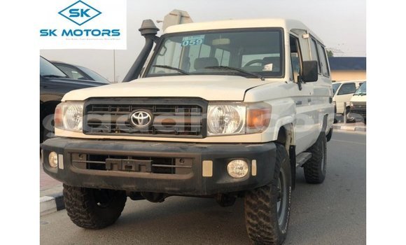 Acheter Import Voiture Toyota Land Cruiser Blanc à Import - Dubai, Somalie Acheter Import Voiture Toyota Land Cruiser Blanc à Import - Dubai, Somalie