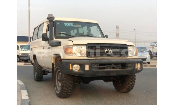 ይግዙ Imported Toyota Land Cruiser ነጭ መኪና በ Import - Dubai በ ሶማሊያ ይግዙ Imported Toyota Land Cruiser ነጭ መኪና በ Import - Dubai በ ሶማሊያ