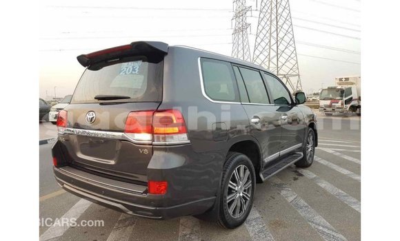 اشتري Imported Toyota Land Cruiser آخر سيارة في Import - Dubai في الصومال اشتري Imported Toyota Land Cruiser آخر سيارة في Import - Dubai في الصومال