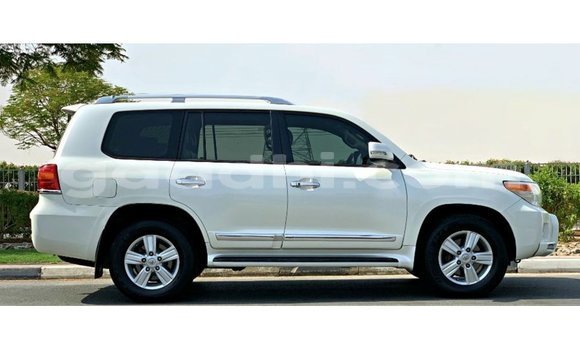 ይግዙ Imported Toyota Land Cruiser ነጭ መኪና በ Import - Dubai በ ሶማሊያ ይግዙ Imported Toyota Land Cruiser ነጭ መኪና በ Import - Dubai በ ሶማሊያ