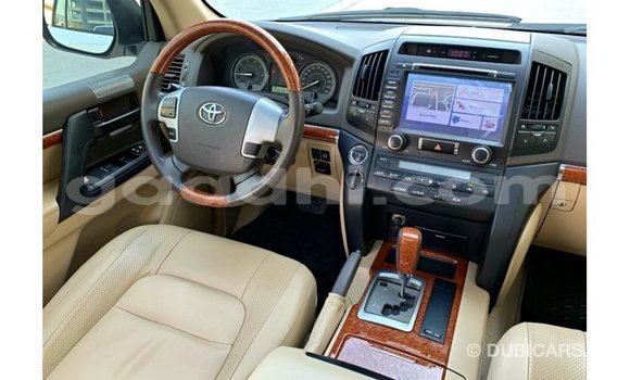 ይግዙ Imported Toyota Land Cruiser ነጭ መኪና በ Import - Dubai በ ሶማሊያ ይግዙ Imported Toyota Land Cruiser ነጭ መኪና በ Import - Dubai በ ሶማሊያ