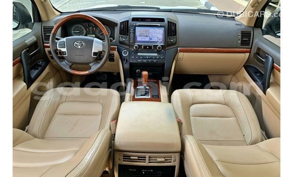ይግዙ Imported Toyota Land Cruiser ነጭ መኪና በ Import - Dubai በ ሶማሊያ ይግዙ Imported Toyota Land Cruiser ነጭ መኪና በ Import - Dubai በ ሶማሊያ