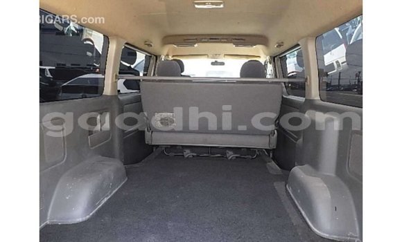 اشتري Imported Toyota Regius أبيض سيارة في Import - Dubai في الصومال اشتري Imported Toyota Regius أبيض سيارة في Import - Dubai في الصومال