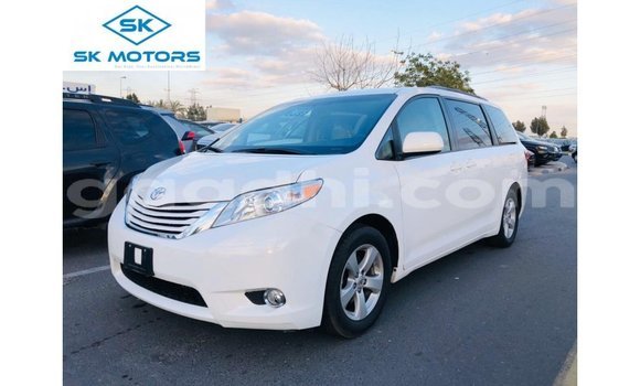 اشتري Imported Toyota Sienna أبيض سيارة في Import - Dubai في الصومال