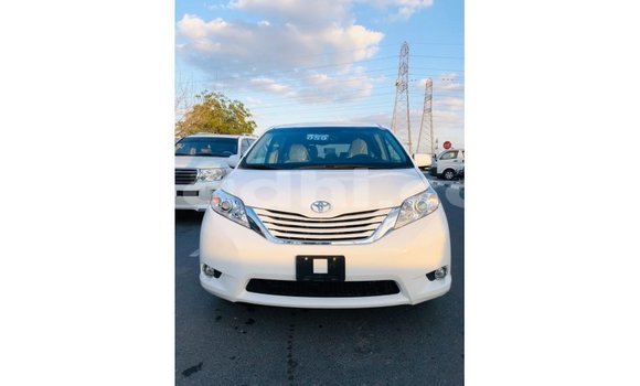 Acheter Import Voiture Toyota Sienna Blanc à Import - Dubai, Somalie Acheter Import Voiture Toyota Sienna Blanc à Import - Dubai, Somalie