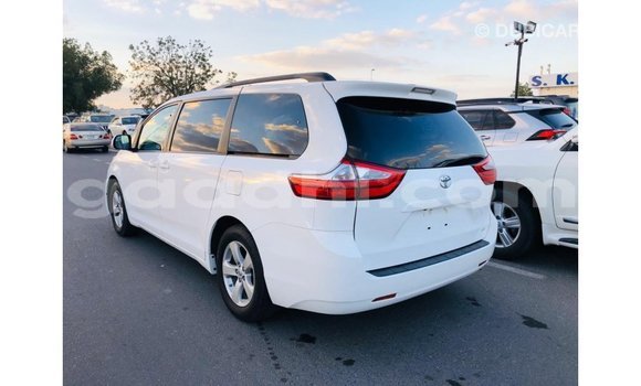 Acheter Import Voiture Toyota Sienna Blanc à Import - Dubai, Somalie Acheter Import Voiture Toyota Sienna Blanc à Import - Dubai, Somalie