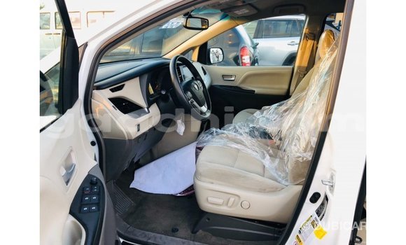 Acheter Import Voiture Toyota Sienna Blanc à Import - Dubai, Somalie Acheter Import Voiture Toyota Sienna Blanc à Import - Dubai, Somalie