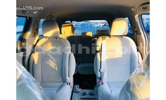 Acheter Import Voiture Toyota Sienna Blanc à Import - Dubai, Somalie Acheter Import Voiture Toyota Sienna Blanc à Import - Dubai, Somalie