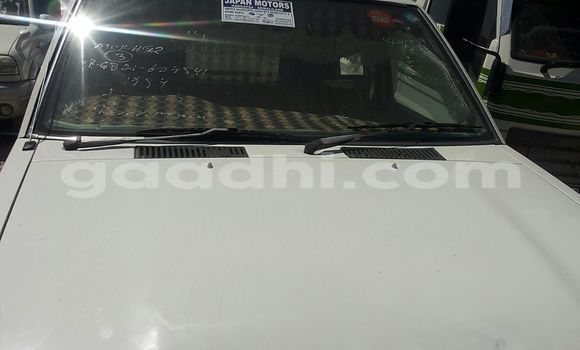 Oofamaa Nissan 350Z White Makiinaa iti Hargeysa keessatti Somaliland keessatti Oofamaa Nissan 350Z White Makiinaa iti Hargeysa keessatti Somaliland keessatti