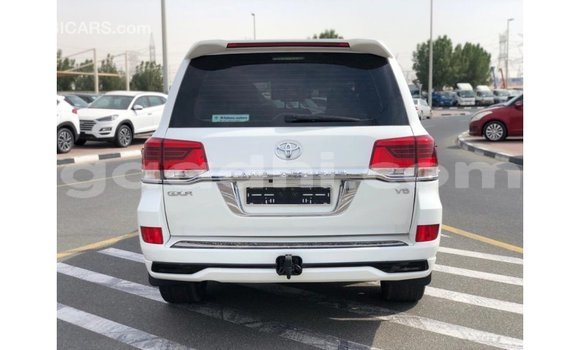 ይግዙ Imported Toyota Land Cruiser ነጭ መኪና በ Import - Dubai በ ሶማሊያ ይግዙ Imported Toyota Land Cruiser ነጭ መኪና በ Import - Dubai በ ሶማሊያ