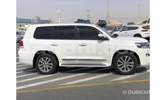 ይግዙ Imported Toyota Land Cruiser ነጭ መኪና በ Import - Dubai በ ሶማሊያ ይግዙ Imported Toyota Land Cruiser ነጭ መኪና በ Import - Dubai በ ሶማሊያ