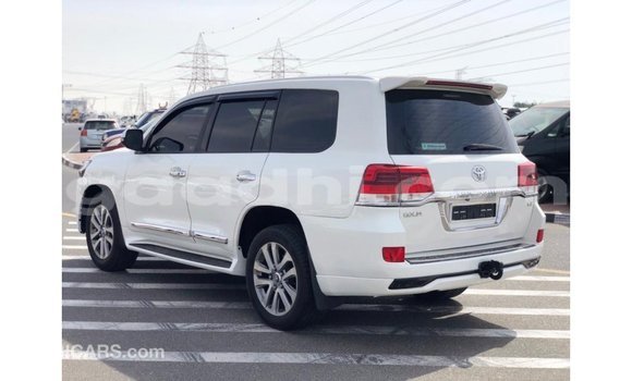 ይግዙ Imported Toyota Land Cruiser ነጭ መኪና በ Import - Dubai በ ሶማሊያ ይግዙ Imported Toyota Land Cruiser ነጭ መኪና በ Import - Dubai በ ሶማሊያ