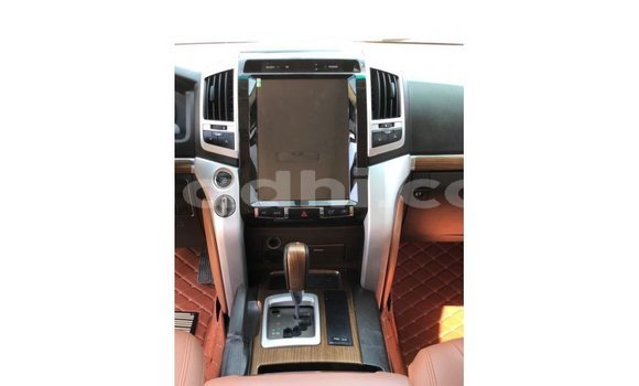 ይግዙ Imported Toyota Land Cruiser ነጭ መኪና በ Import - Dubai በ ሶማሊያ ይግዙ Imported Toyota Land Cruiser ነጭ መኪና በ Import - Dubai በ ሶማሊያ