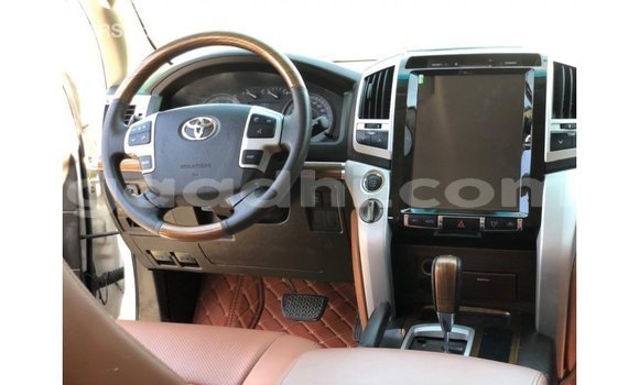 ይግዙ Imported Toyota Land Cruiser ነጭ መኪና በ Import - Dubai በ ሶማሊያ ይግዙ Imported Toyota Land Cruiser ነጭ መኪና በ Import - Dubai በ ሶማሊያ