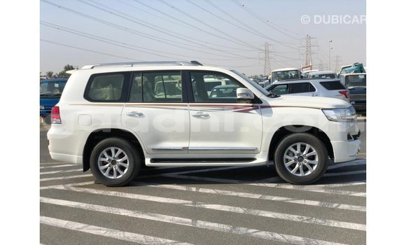 ይግዙ Imported Toyota Land Cruiser ነጭ መኪና በ Import - Dubai በ ሶማሊያ ይግዙ Imported Toyota Land Cruiser ነጭ መኪና በ Import - Dubai በ ሶማሊያ