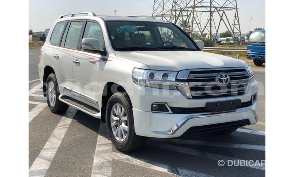 ይግዙ Imported Toyota Land Cruiser ነጭ መኪና በ Import - Dubai በ ሶማሊያ ይግዙ Imported Toyota Land Cruiser ነጭ መኪና በ Import - Dubai በ ሶማሊያ