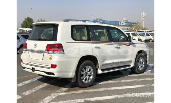 ይግዙ Imported Toyota Land Cruiser ነጭ መኪና በ Import - Dubai በ ሶማሊያ ይግዙ Imported Toyota Land Cruiser ነጭ መኪና በ Import - Dubai በ ሶማሊያ