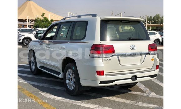 ይግዙ Imported Toyota Land Cruiser ነጭ መኪና በ Import - Dubai በ ሶማሊያ ይግዙ Imported Toyota Land Cruiser ነጭ መኪና በ Import - Dubai በ ሶማሊያ