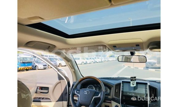 ይግዙ Imported Toyota Land Cruiser ነጭ መኪና በ Import - Dubai በ ሶማሊያ ይግዙ Imported Toyota Land Cruiser ነጭ መኪና በ Import - Dubai በ ሶማሊያ