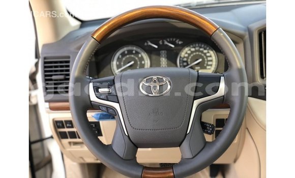 ይግዙ Imported Toyota Land Cruiser ነጭ መኪና በ Import - Dubai በ ሶማሊያ ይግዙ Imported Toyota Land Cruiser ነጭ መኪና በ Import - Dubai በ ሶማሊያ