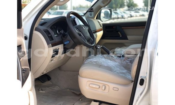 ይግዙ Imported Toyota Land Cruiser ነጭ መኪና በ Import - Dubai በ ሶማሊያ ይግዙ Imported Toyota Land Cruiser ነጭ መኪና በ Import - Dubai በ ሶማሊያ