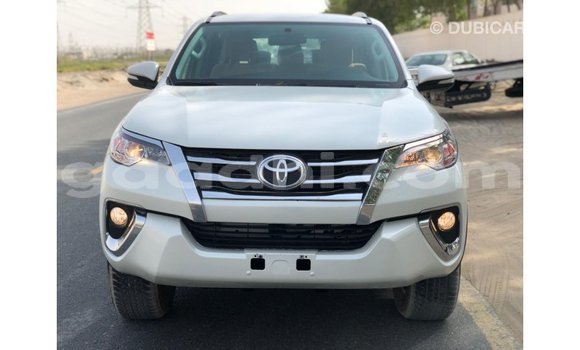 Acheter Import Voiture Toyota Fortuner Blanc à Import - Dubai, Somalie Acheter Import Voiture Toyota Fortuner Blanc à Import - Dubai, Somalie