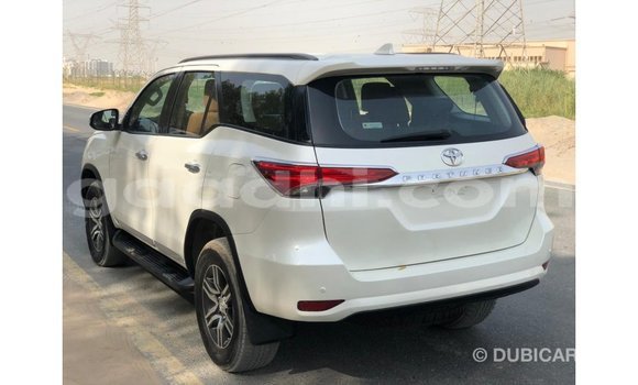 Acheter Import Voiture Toyota Fortuner Blanc à Import - Dubai, Somalie Acheter Import Voiture Toyota Fortuner Blanc à Import - Dubai, Somalie