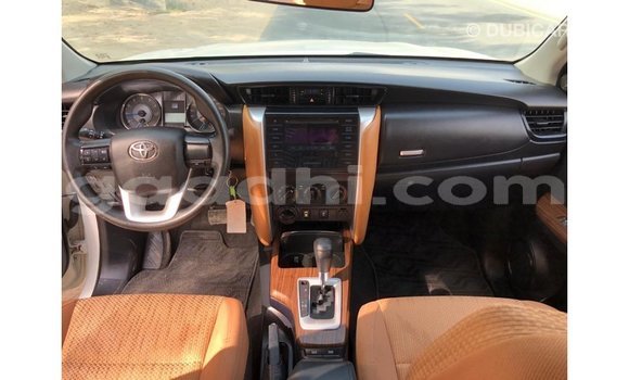 Acheter Import Voiture Toyota Fortuner Blanc à Import - Dubai, Somalie Acheter Import Voiture Toyota Fortuner Blanc à Import - Dubai, Somalie