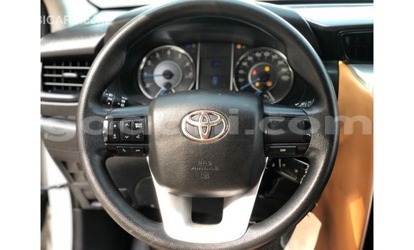 Acheter Import Voiture Toyota Fortuner Blanc à Import - Dubai, Somalie Acheter Import Voiture Toyota Fortuner Blanc à Import - Dubai, Somalie