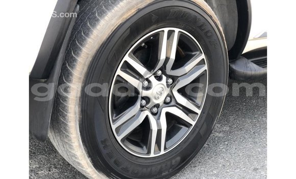 Acheter Import Voiture Toyota Fortuner Blanc à Import - Dubai, Somalie Acheter Import Voiture Toyota Fortuner Blanc à Import - Dubai, Somalie