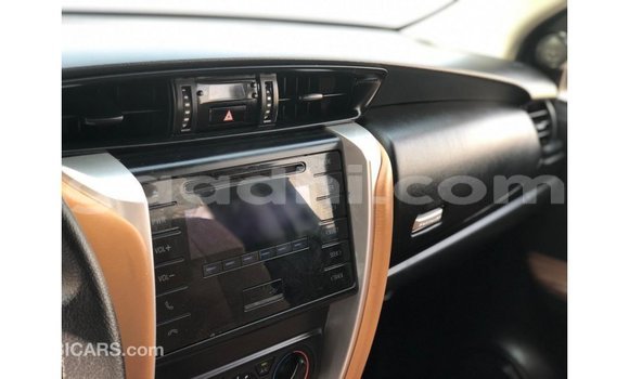 Acheter Import Voiture Toyota Fortuner Blanc à Import - Dubai, Somalie Acheter Import Voiture Toyota Fortuner Blanc à Import - Dubai, Somalie