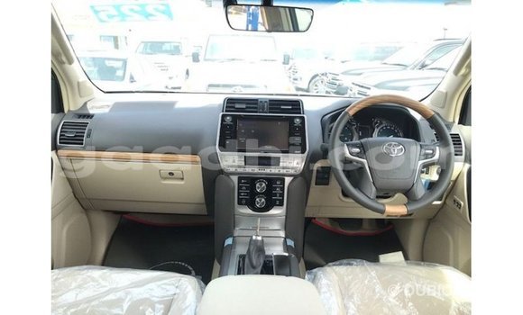 Acheter Import Voiture Toyota Prado Blanc à Import - Dubai, Somalie Acheter Import Voiture Toyota Prado Blanc à Import - Dubai, Somalie