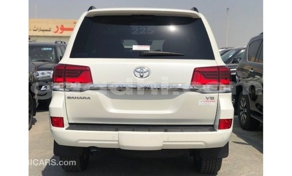ይግዙ Imported Toyota Land Cruiser ነጭ መኪና በ Import - Dubai በ ሶማሊያ ይግዙ Imported Toyota Land Cruiser ነጭ መኪና በ Import - Dubai በ ሶማሊያ