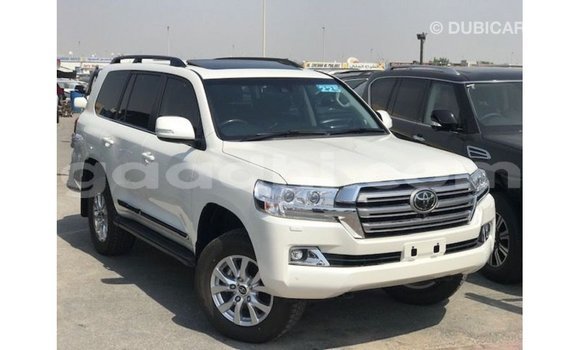 ይግዙ Imported Toyota Land Cruiser ነጭ መኪና በ Import - Dubai በ ሶማሊያ ይግዙ Imported Toyota Land Cruiser ነጭ መኪና በ Import - Dubai በ ሶማሊያ